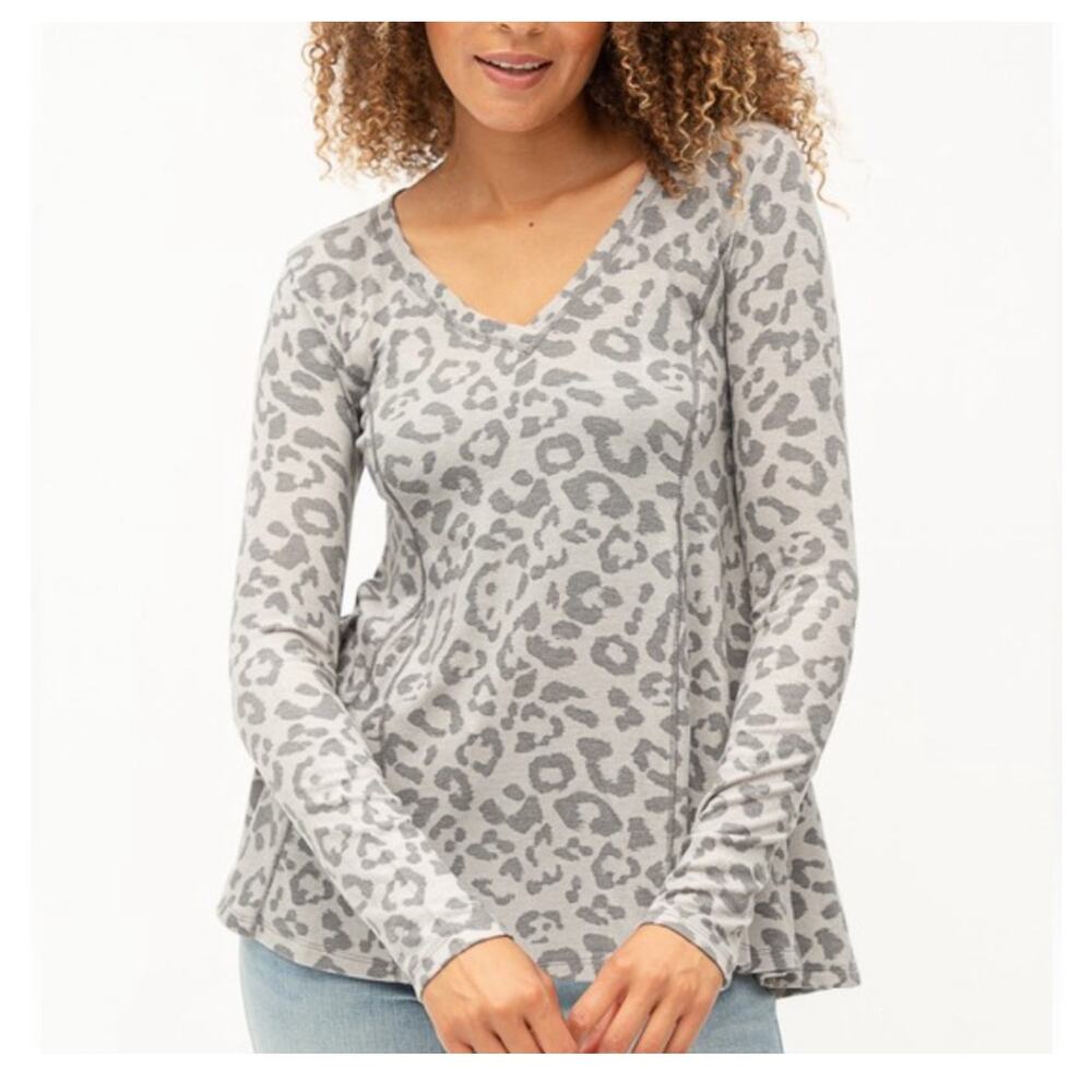 NWT Grey Leopard Women’s Size Medium Hi-Low Hem Long Sleeve Flattering Top K172